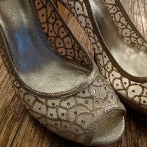 NWOB Adrianna Papell Gold Heels